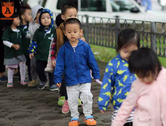 Những bé mẫu giáo được mặc ấm trong những ngày đầu đông Những bé mẫu giáo được mặc ấm trong những ngày đầu đông